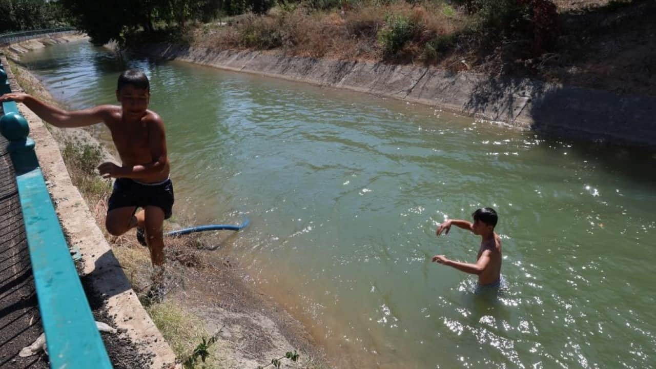Foto - ‘Yüzme bilmeyen girmesin’ Ölüme davetiye çıkarıp sulama kanalında yüzdüler