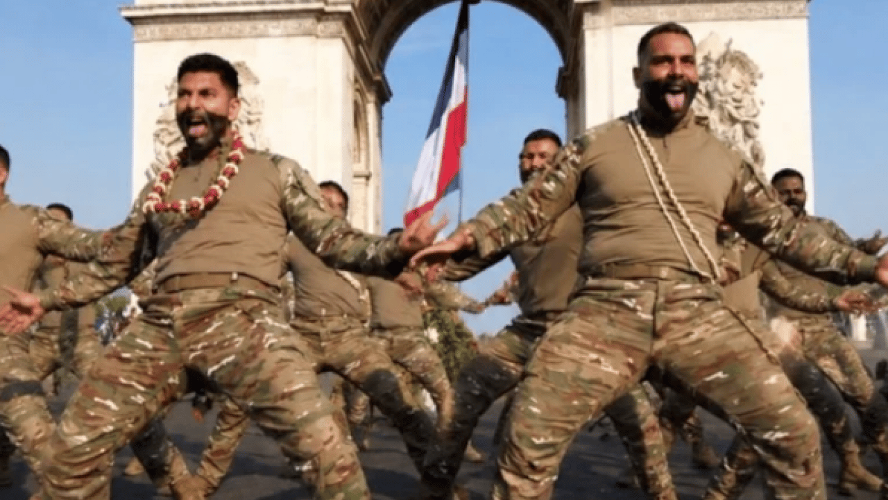 Foto - Zafer Takı önünde maskaralık: Haka dansı girişimi alay konusu oldu