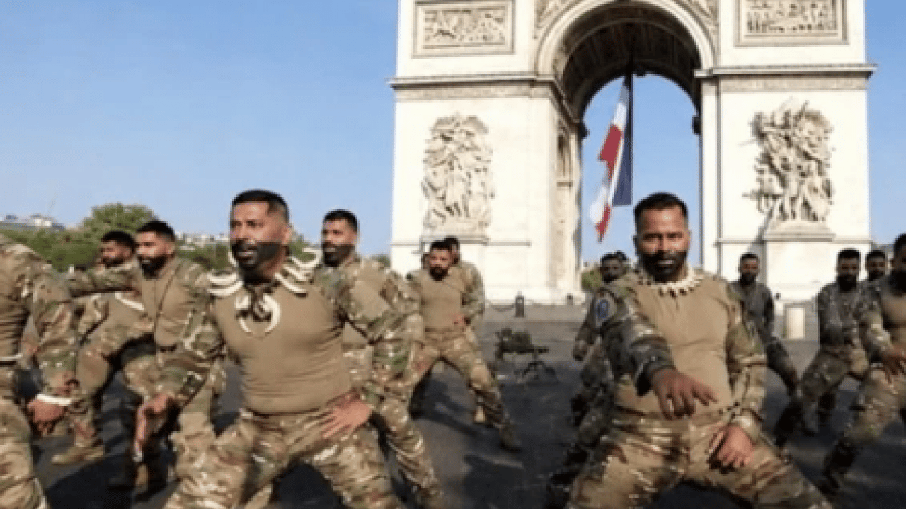 Foto - Zafer Takı önünde maskaralık: Haka dansı girişimi alay konusu oldu