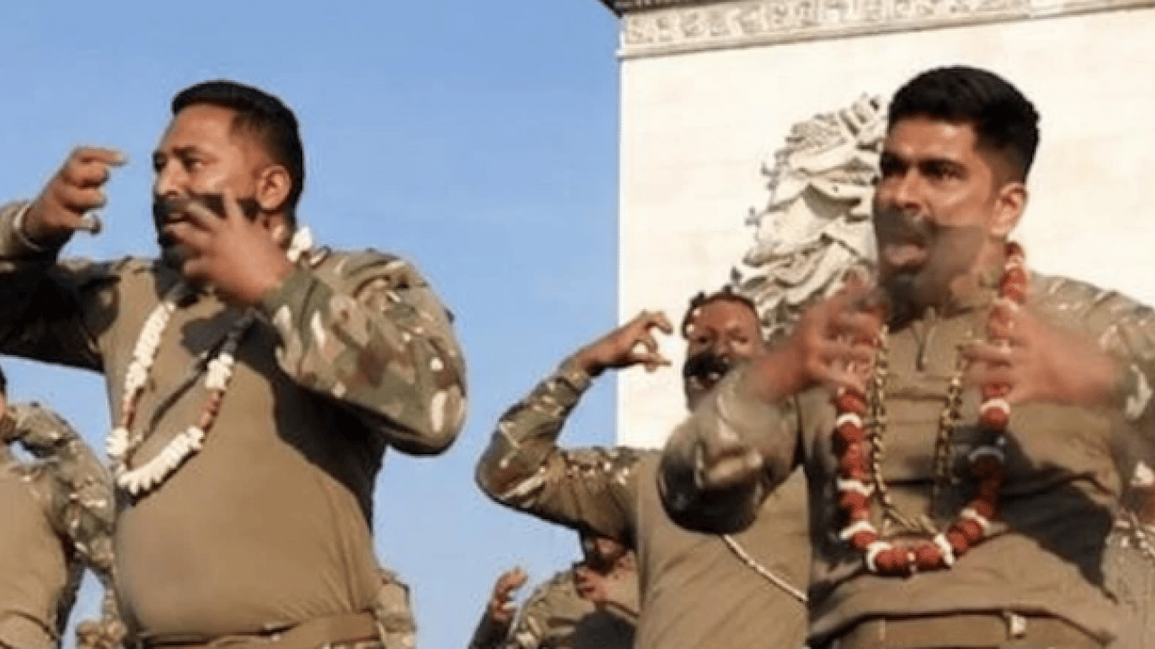 Foto - Zafer Takı önünde maskaralık: Haka dansı girişimi alay konusu oldu