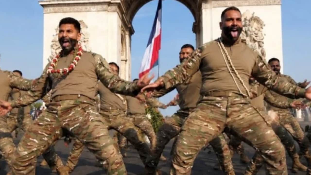 Zafer Takı önünde maskaralık: Haka dansı girişimi alay konusu oldu