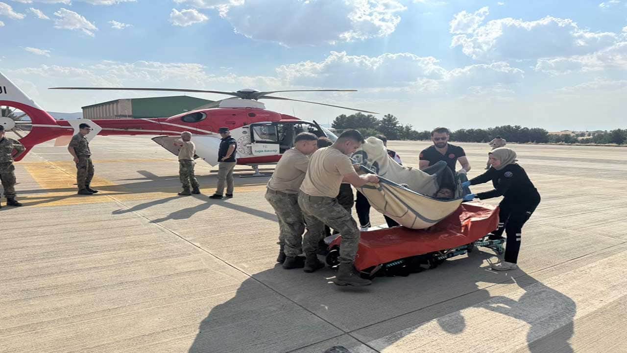 Foto - Zamanla yarışan nefes kesen operasyon! Yolu olmayan yayladan ambulans helikopterle kurtarıldı!