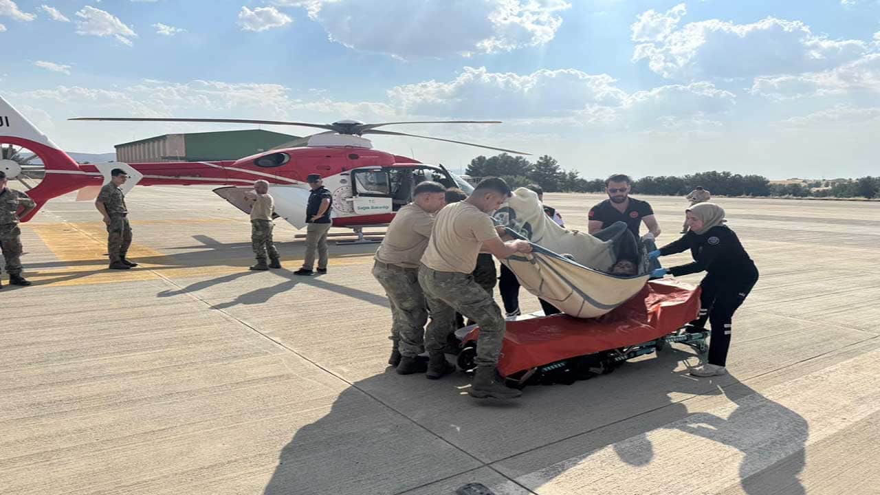 Foto - Zamanla yarışan nefes kesen operasyon! Yolu olmayan yayladan ambulans helikopterle kurtarıldı!