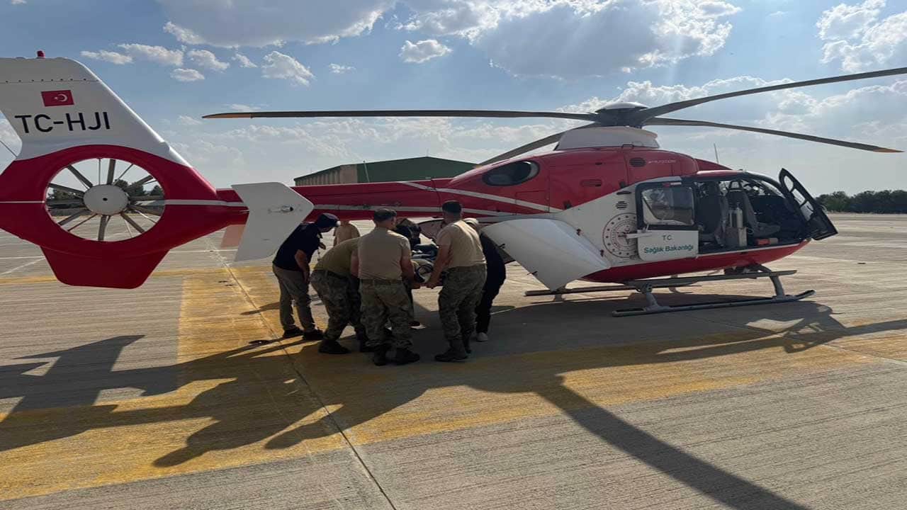 Foto - Zamanla yarışan nefes kesen operasyon! Yolu olmayan yayladan ambulans helikopterle kurtarıldı!