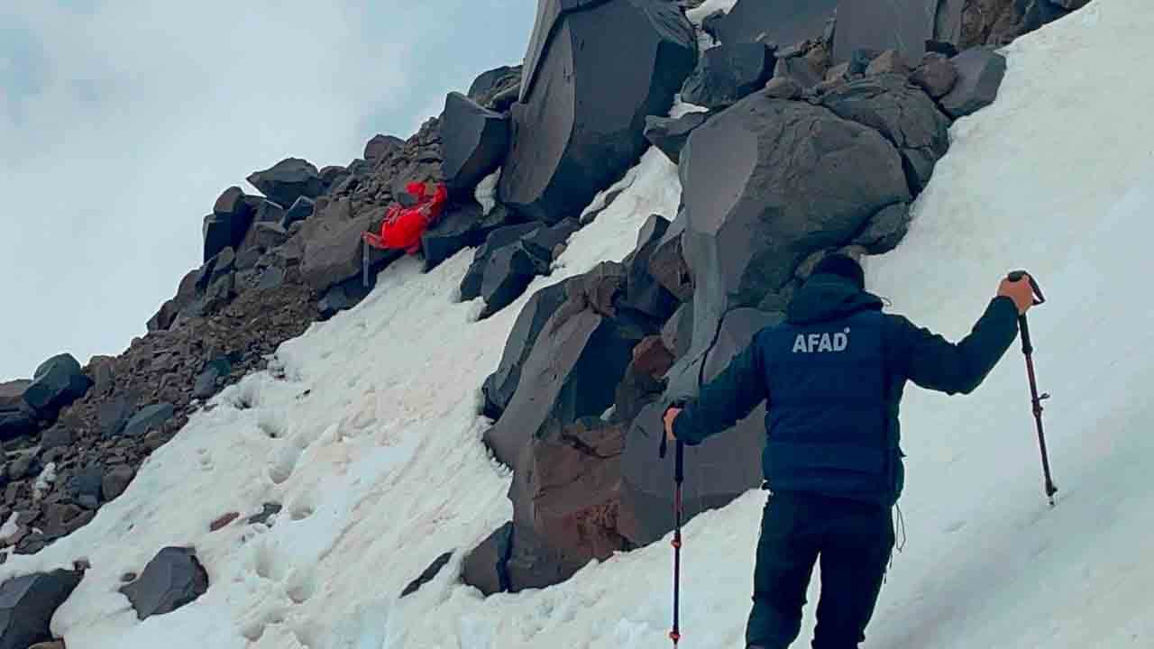 Foto - Zirvedeki acı arayış bitti: Sevim Yılmaz’ın cenazesi dağdan indirildi