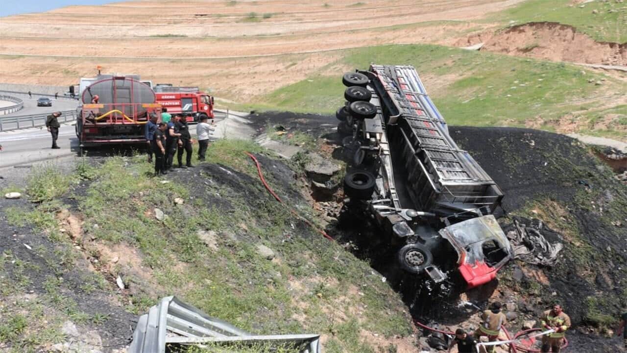 Devrilen tırda sıkışan sürücü feci şekilde yanarak can verdi
