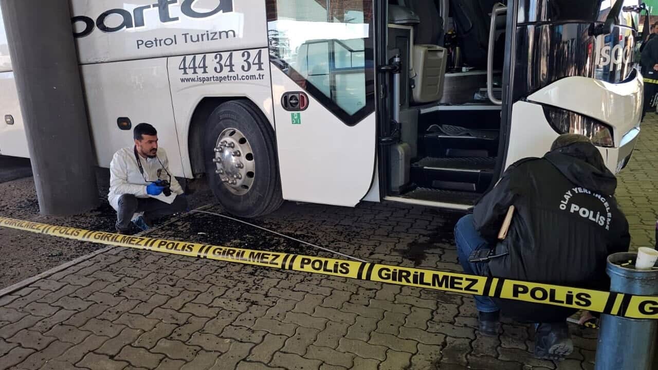 Otobüs daha 1 metre gitmeden kaza yaptı: Şoför öldü, muavin yaralandı