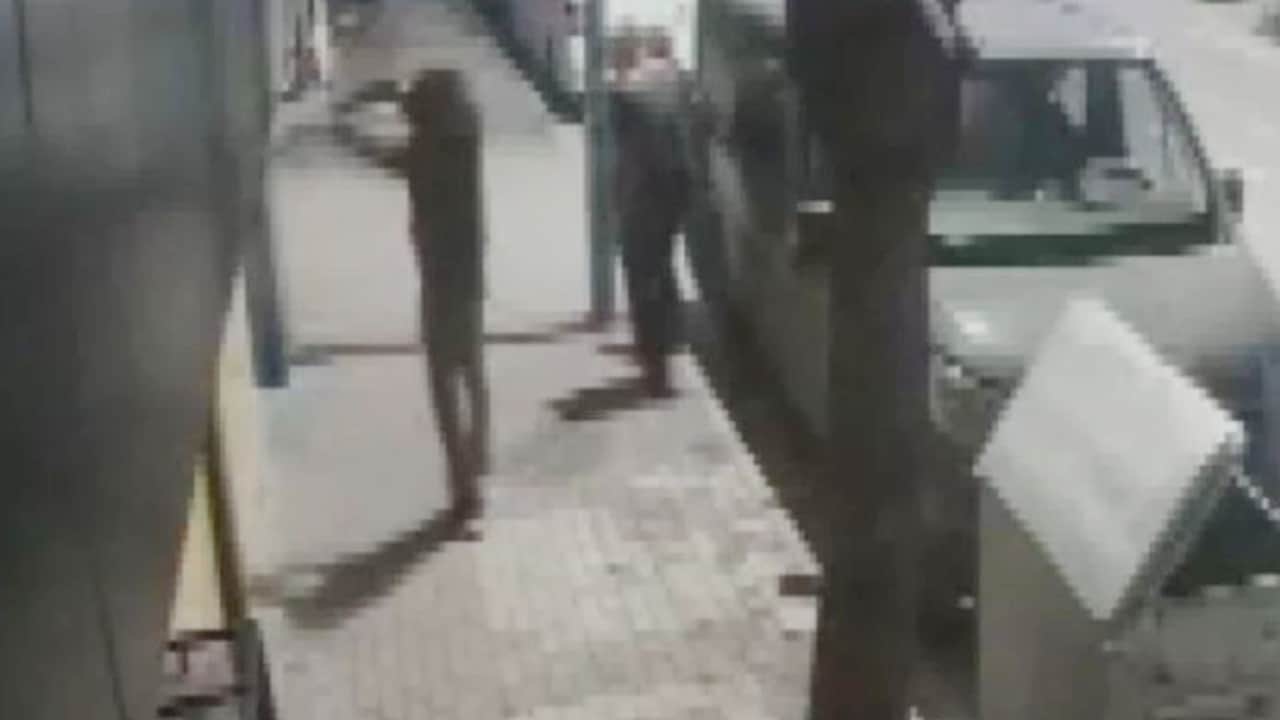Selam verdi, müsaade isteyip dükkanı kurşunladı