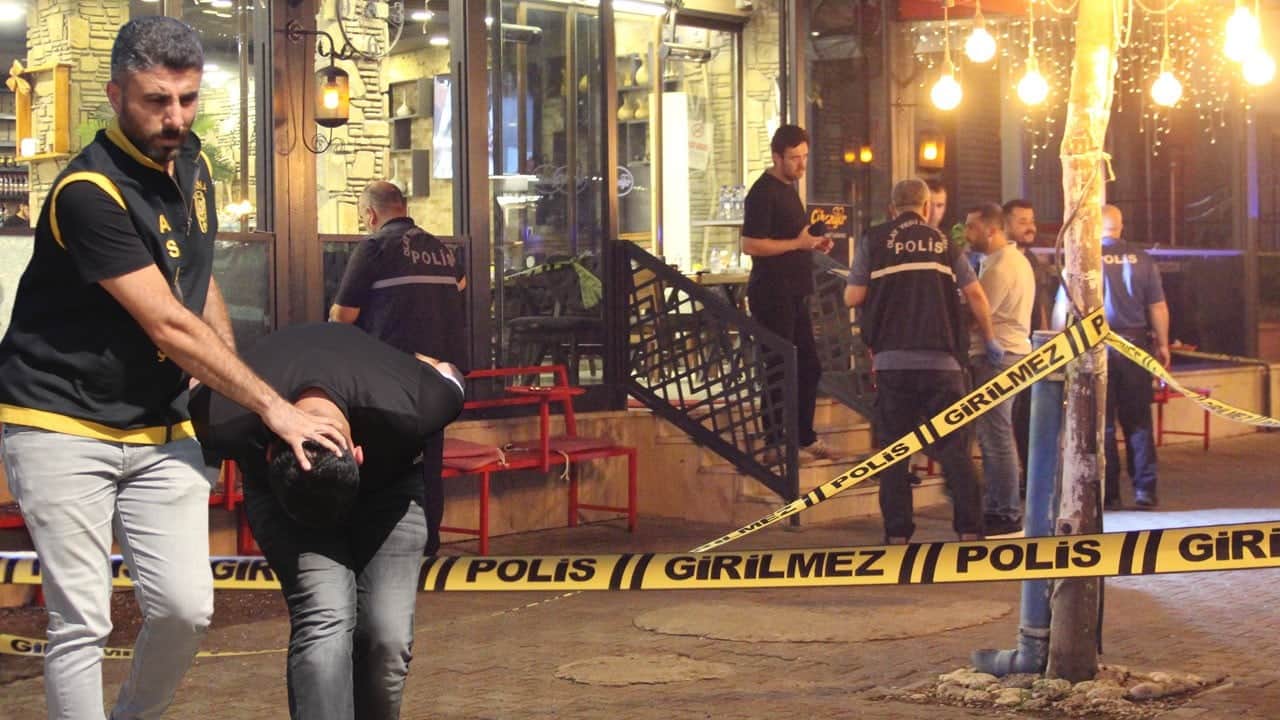 1 kişinin öldüğü 3 kişinin yaralandığı Kalaşnikoflu kebapçı saldırısında tetikçilere konumu 'şeytan emlakçı' göndermiş!