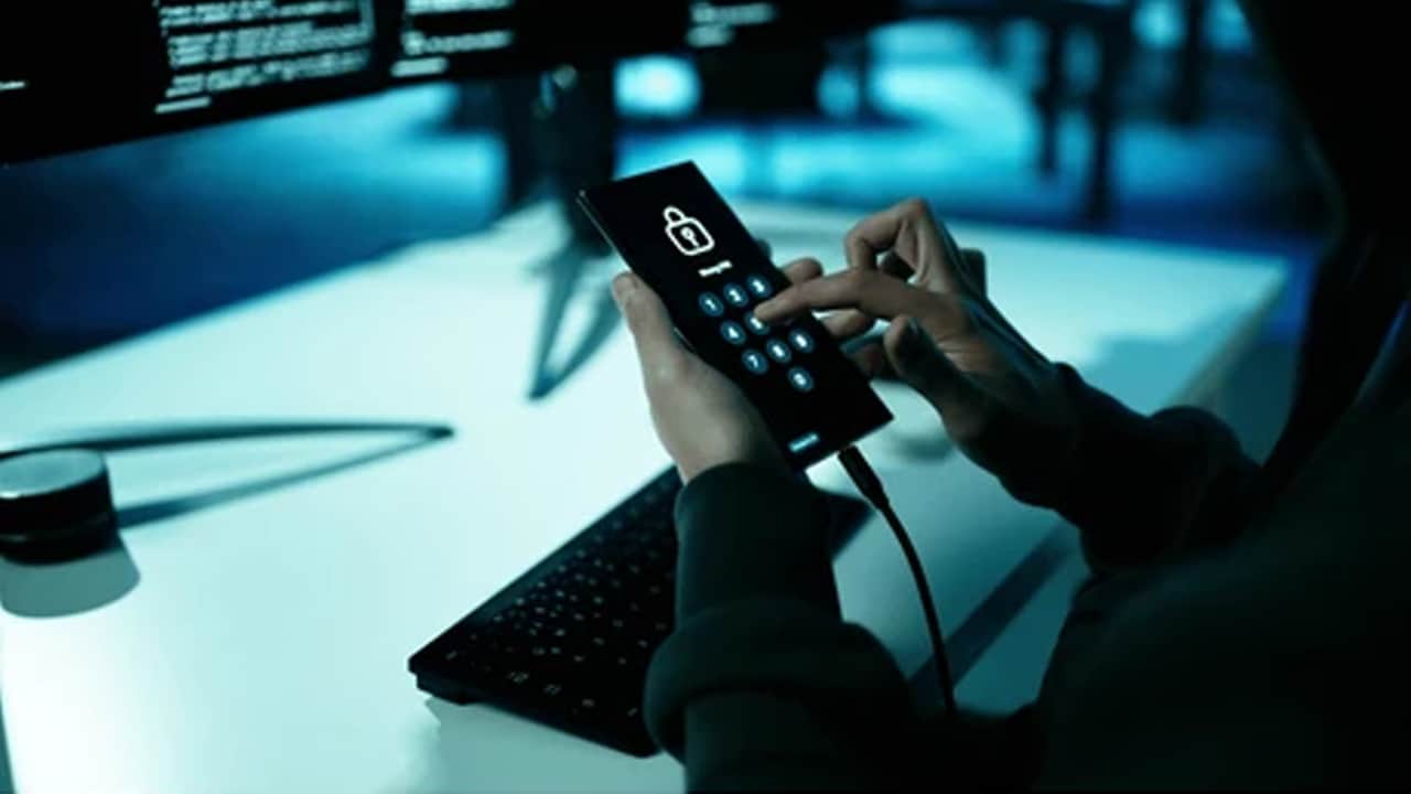 100 binden fazla polis hacklendi!