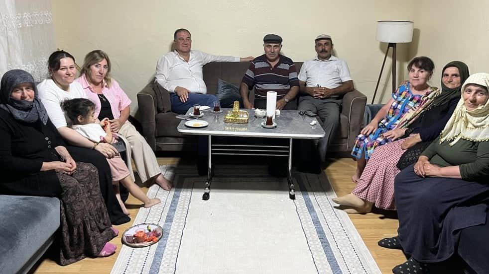102 yıllık hasret Bakü-Kars uçuşu ile bitti! İki kardeşin torunları böyle buluştu