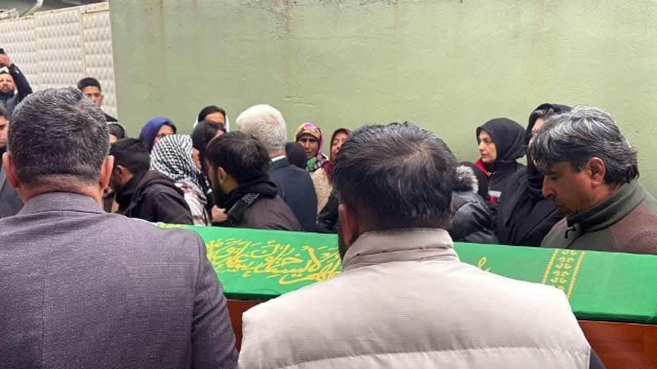 14 yaşındaki Gizem’e veda! Kıskançlık cinayetinin kurbanı son yolculuğuna uğurlandı!