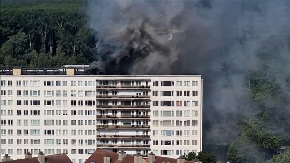 200'den fazla kişinin yaşadığı apartmanda yangın çıktı: Ölü ve yaralılar var