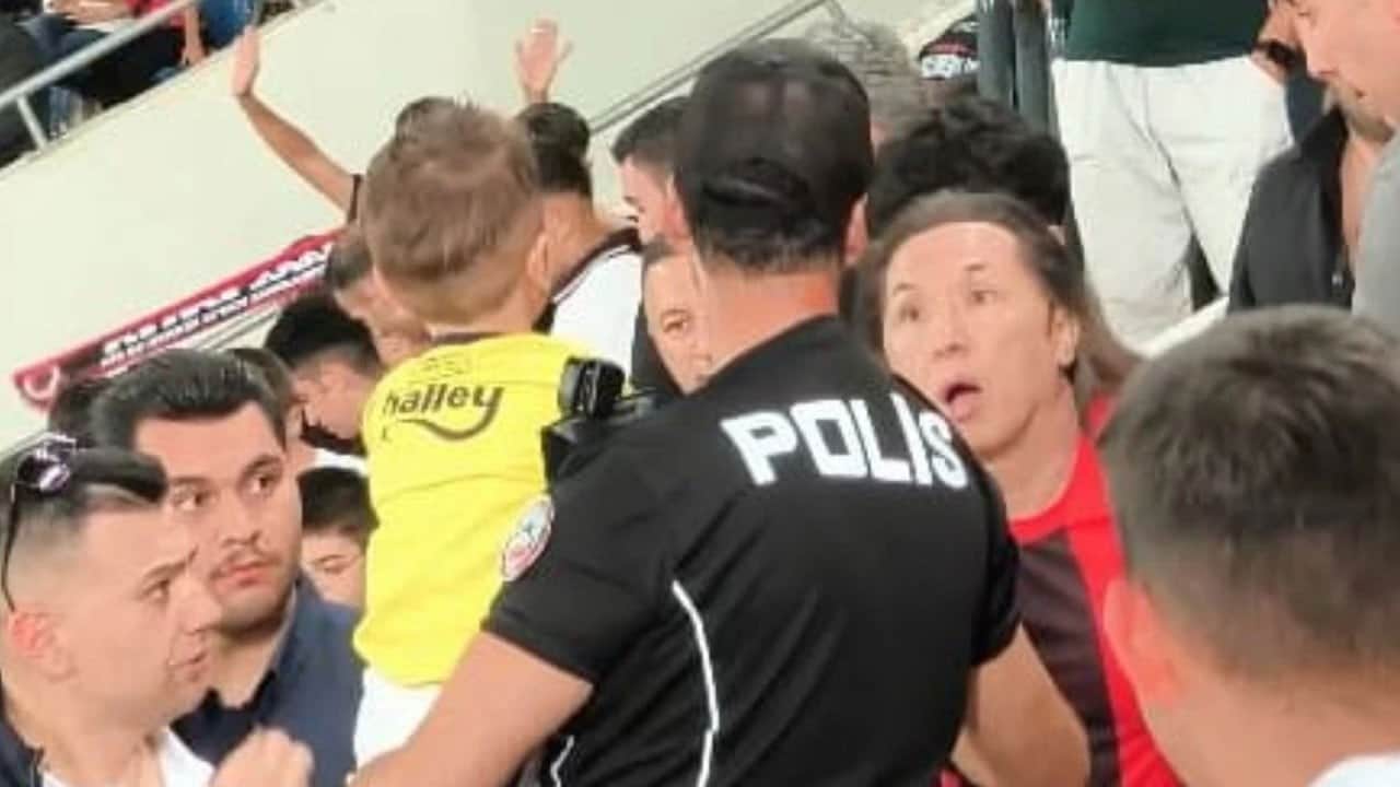 4 yaşındaki çocuğun formasını zorla çıkartan tribün zorbası tescilli şarlatan çıktı