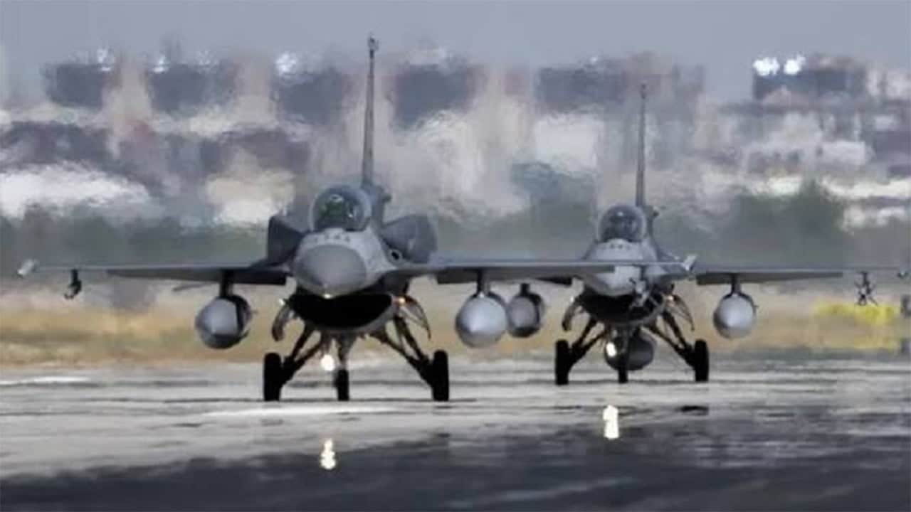 5 F-16 ve 76 personel NATO görevi kapsamında Amari Hava Üssü'ne ulaştı