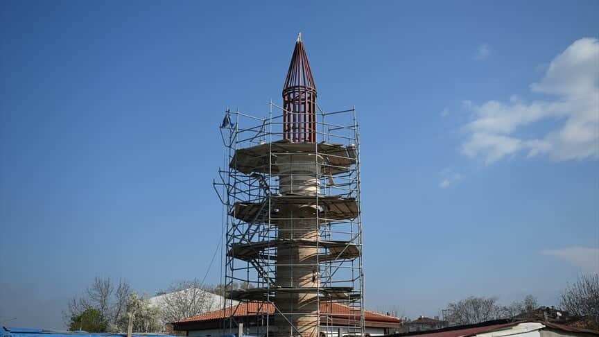 500 yıllık caminin minaresi "hafif külahla" tamamlandı