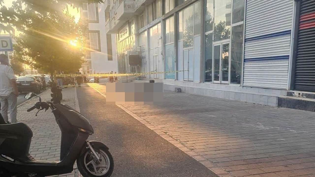 8’inci kattaki balkondan düştü!