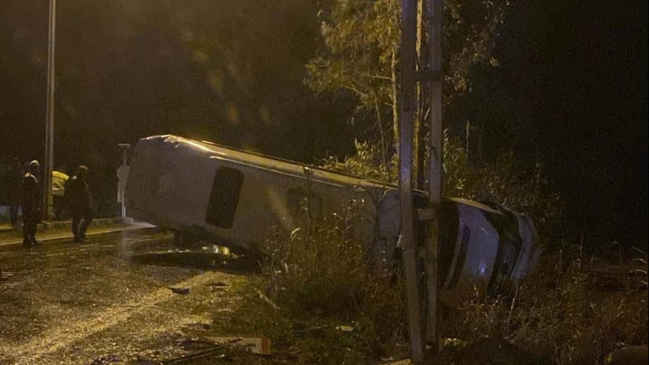 Adana’da işçi servisi devrildi: 13 yaralı