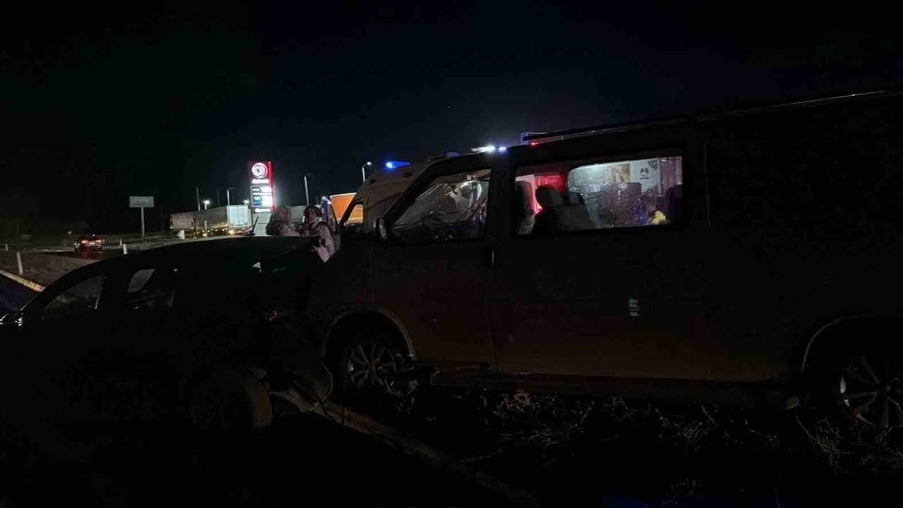 Afyonkarahisar’da kamyonet ile otomobil çarpıştı: 6’sı çocuk 11 yaralı