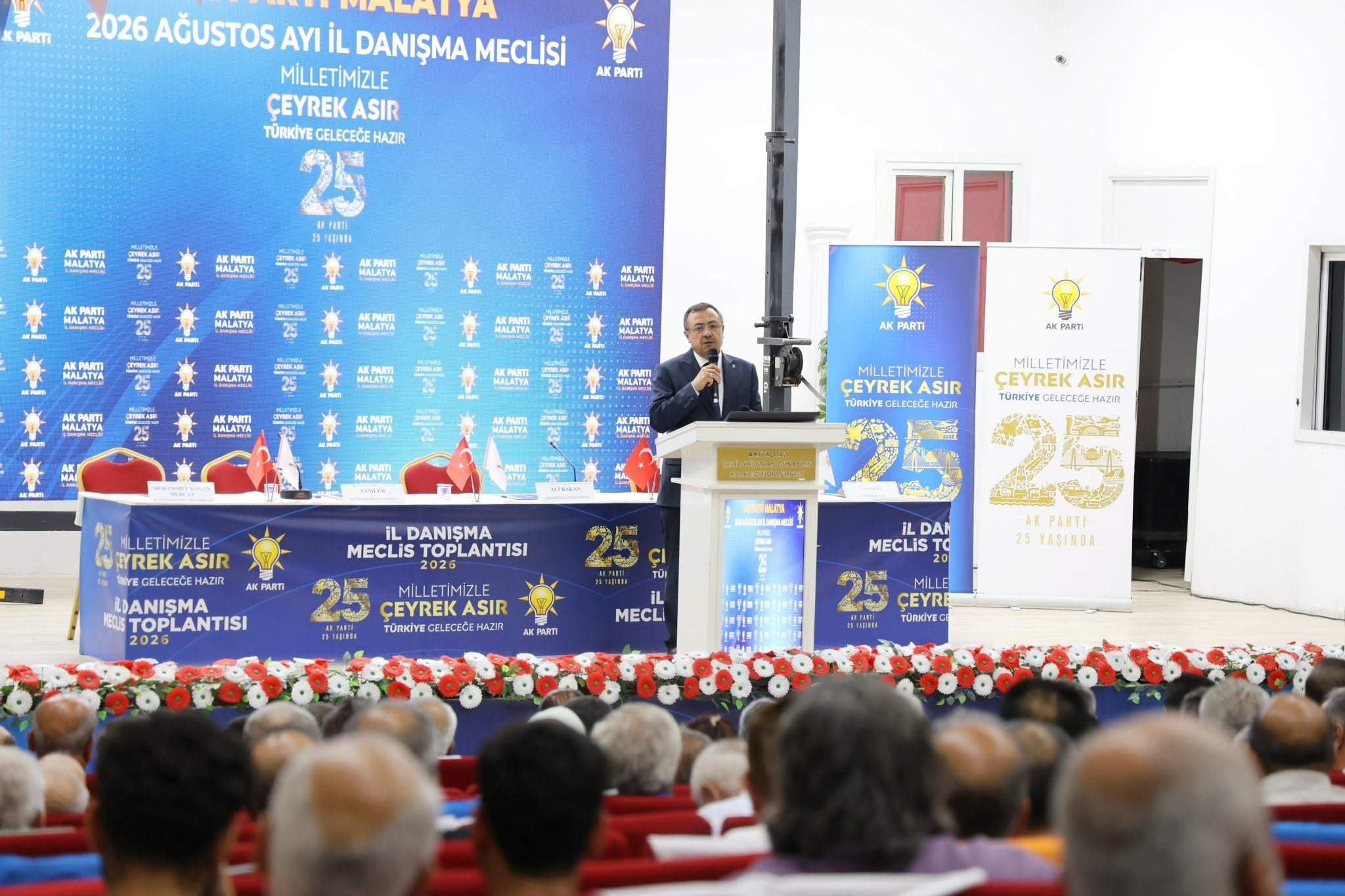 AK Parti Malatya İl Başkanı Ali Bakan, AK Parti’nin kuruluşunun 25. yılı dolayısıyla basın toplantısı düzenledi