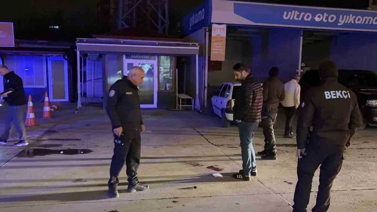 Akaryakıt istasyonun da bıçaklı kavga! 1 ölü, 2 yaralı