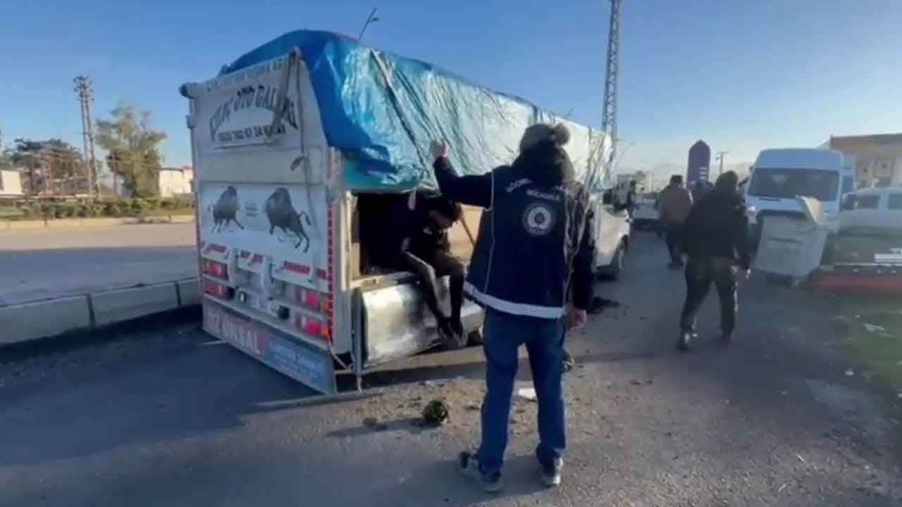 Akılalmaz göçmen kaçakçılığı! Hayvan gübresi yüklü kamyonetin içinden 19 kaçak göçmen çıktı!