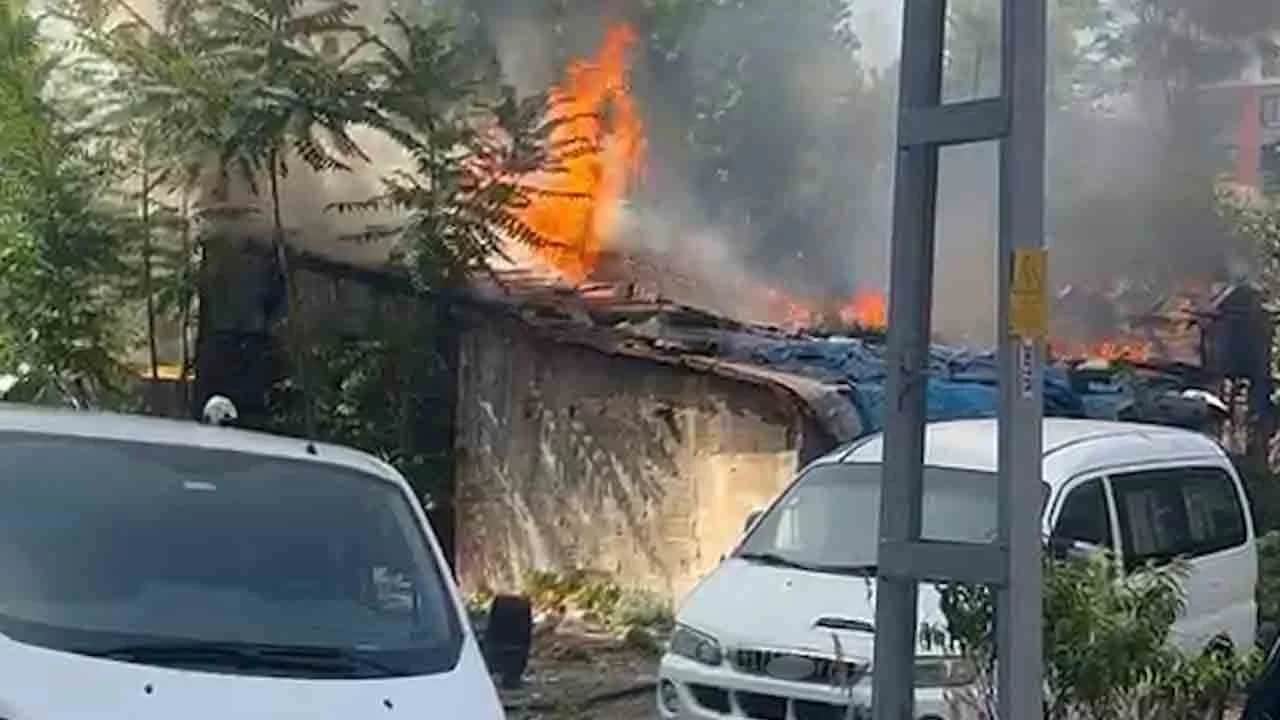 Alevler yandaki binayı da sardı: Gaziosmanpaşa'da korkutan yangın!