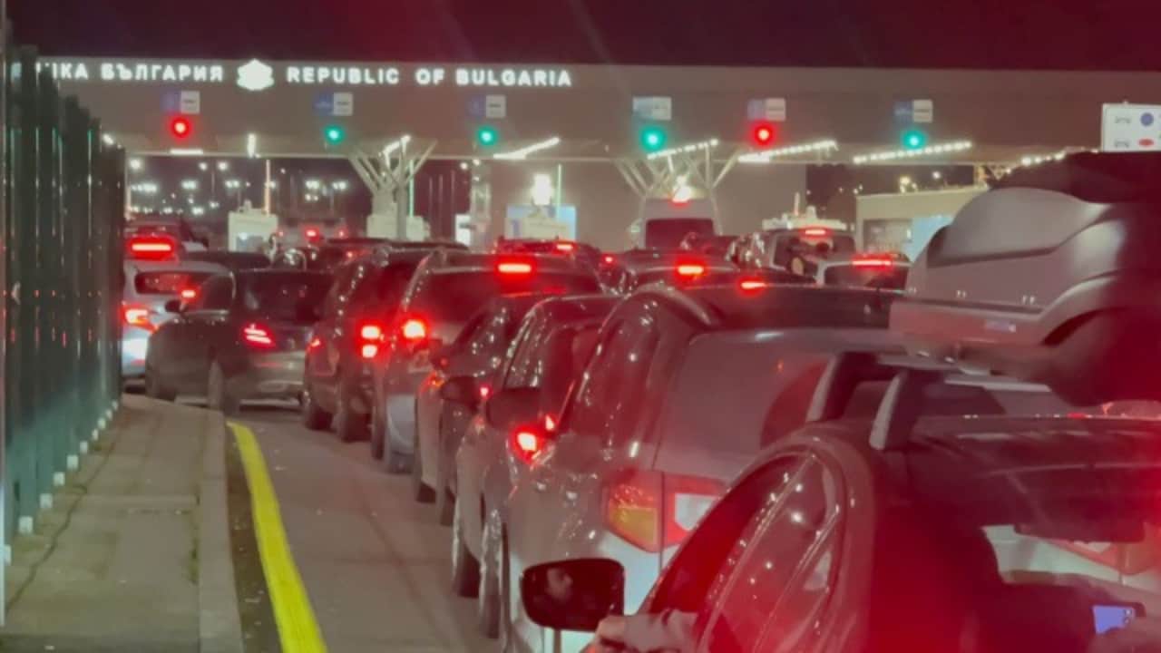  Alışveriş için geldiler saatlerce trafikte beklediler: Kapıkule’de kilometrelerce kuyruk