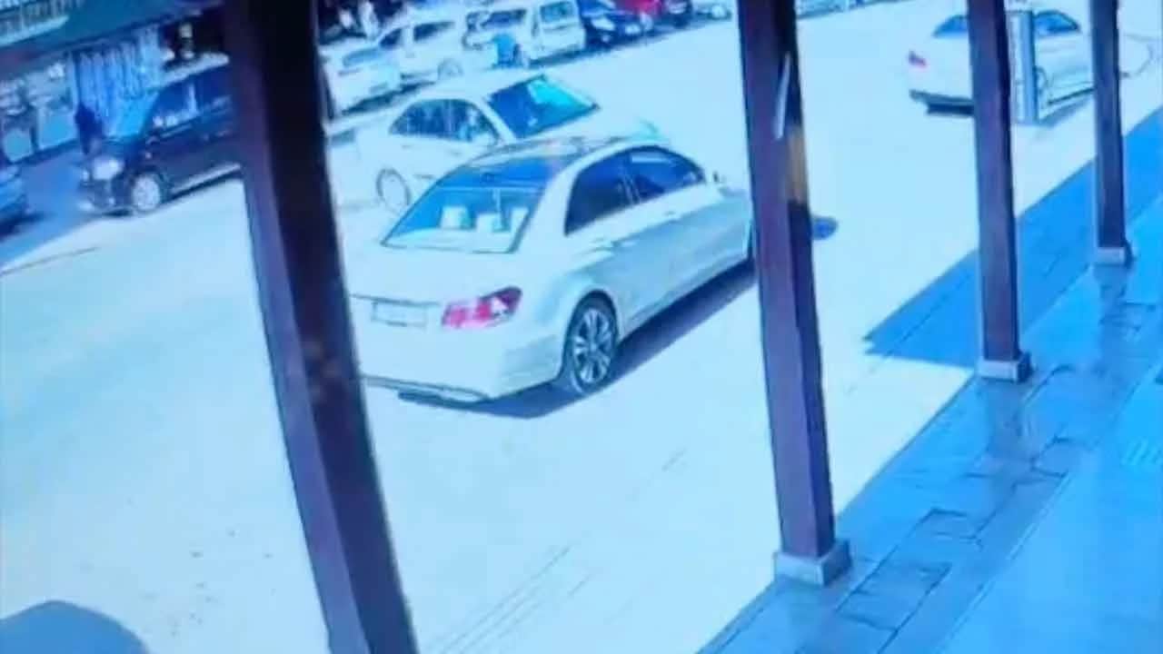 Alkol duvarını aştı, park halindeki araçları biçti! Sürücüye rekor ceza yağdı!