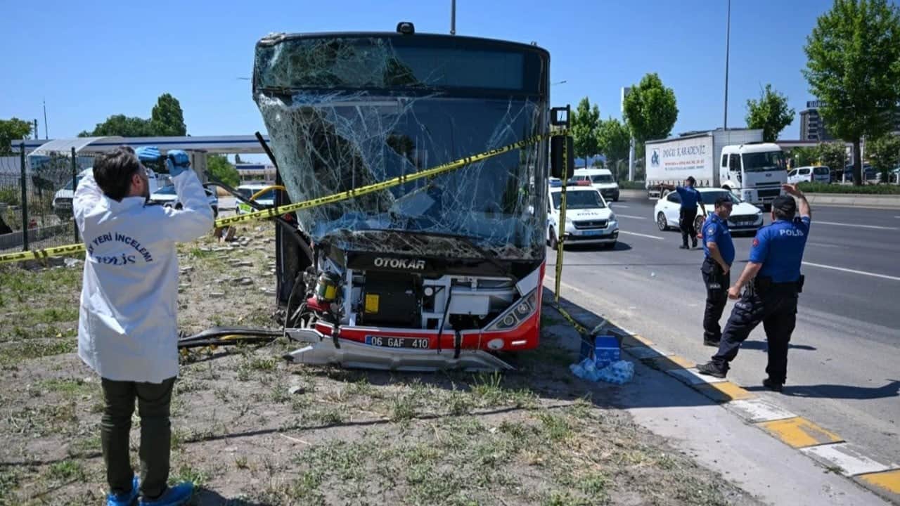 Ankara'da feci kaza: Belediye otobüsü önce otomobile sonra yayaya çarptı! 1 kişi öldü, 9 kişi yaralandı.