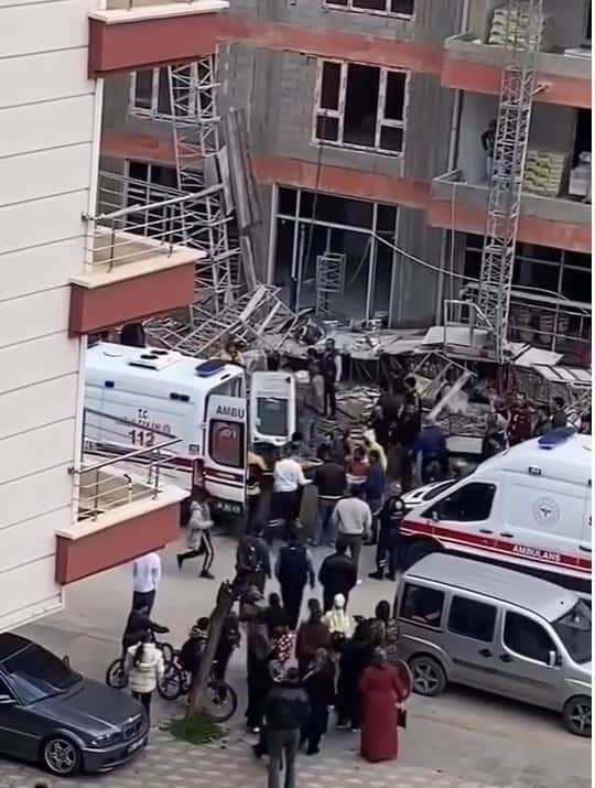 Ankara’da inşaat iskelesi çöktü; 3 işçi yaralı