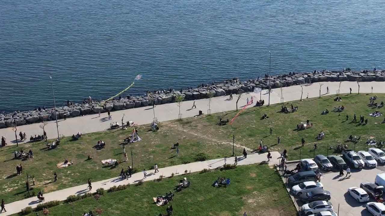 Avcılar sahilinde İBB zulmü! Vatandaş güzel havanın tadını çıkarırken tuvalet kuyruğunda perişan oldu!
