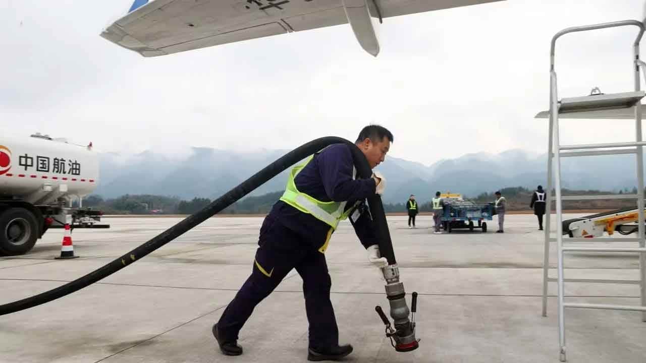 Avrupa'da jet yakıtı krizi kapıda! Dev hava yolu şirketleri uçuşları iptal ediyor, Brüksel'den her an hazırlıklı olun çağrısı geldi!