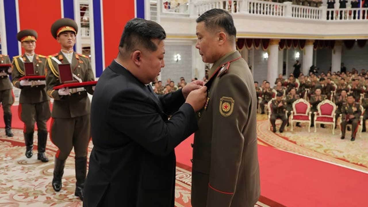 Avrupa'ya savaş için göndermişti! Kuzey Kore lideri Kim'den cepheden dönen askerlere devlet nişanı