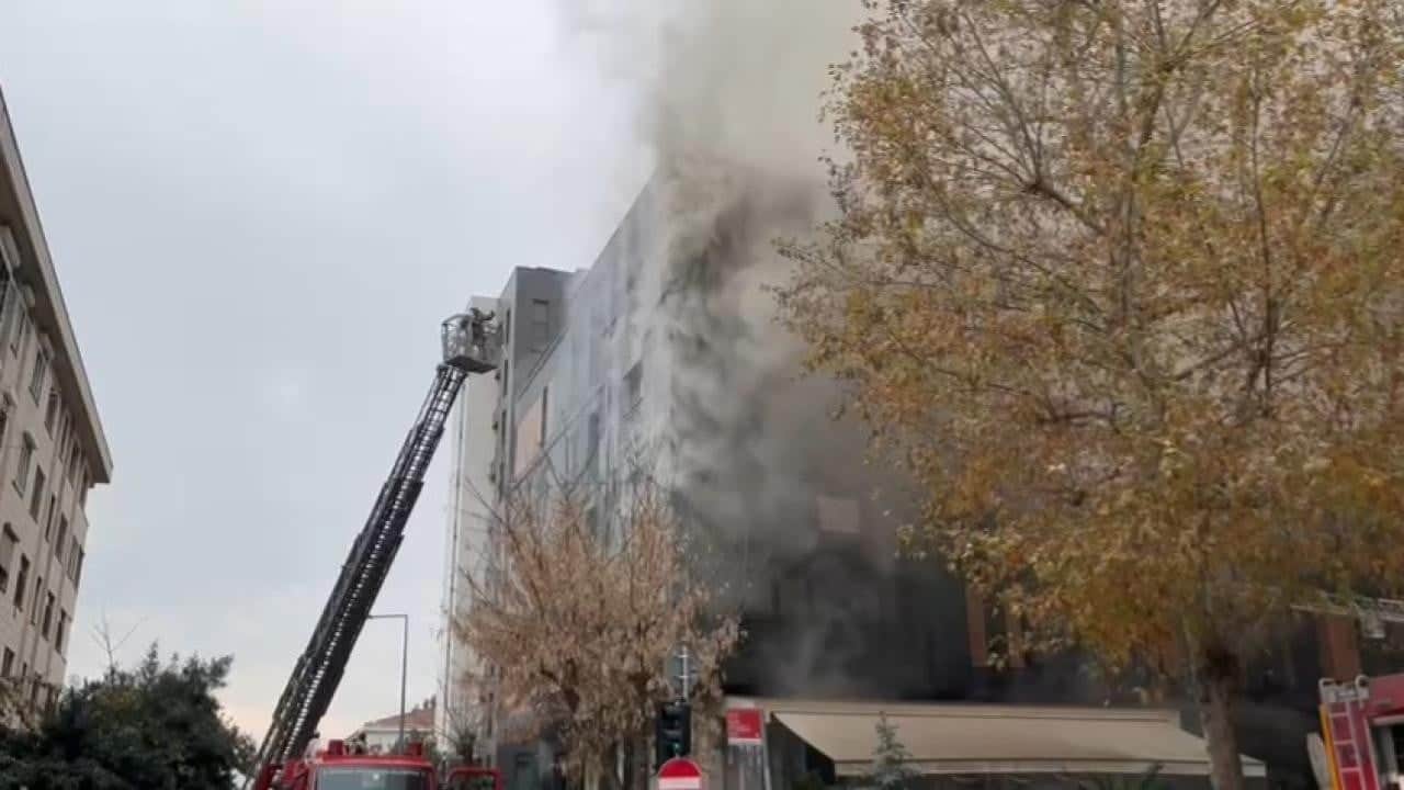 Bağdat Caddesi’nde yangın: 2 bloklu bina küle döndü
