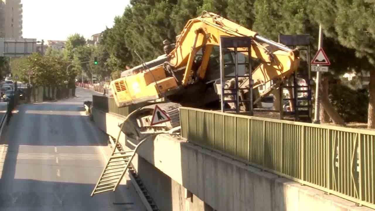 Bahçelievler'de korkutan kaza: Tırdaki iş makinesi bariyerleri yıktı