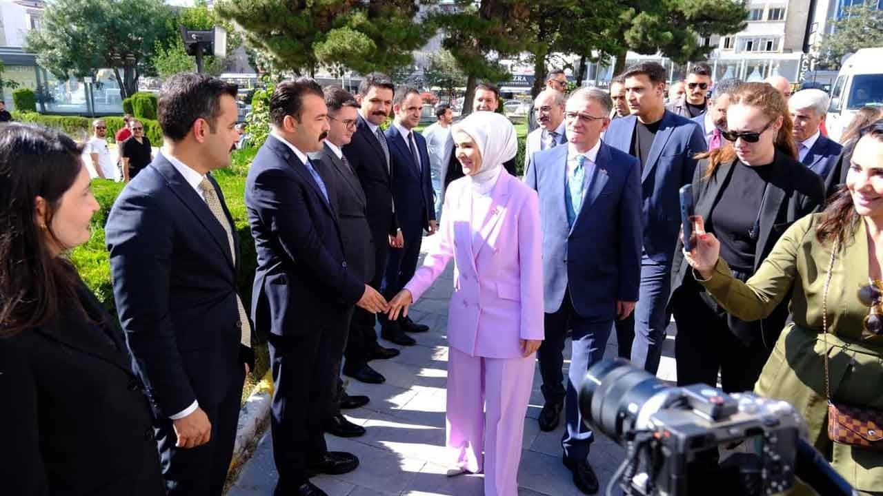 Bakan Göktaş'tan Van'a çıkarma! Aile ve Sosyal Hizmetler Bakanı Göktaş sahada vatandaşla kucaklaştı!