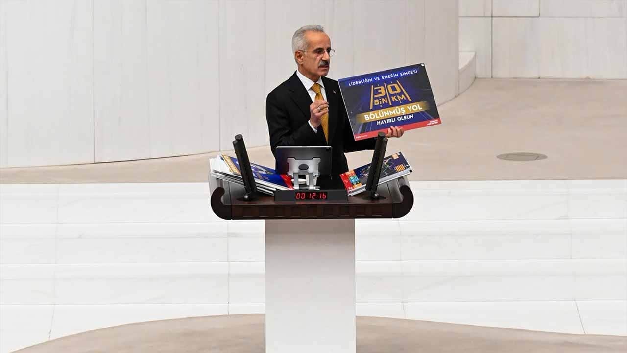 Bakan Uraloğlu son rakamı açıkladı! Bölünmüş yol ağında artış
