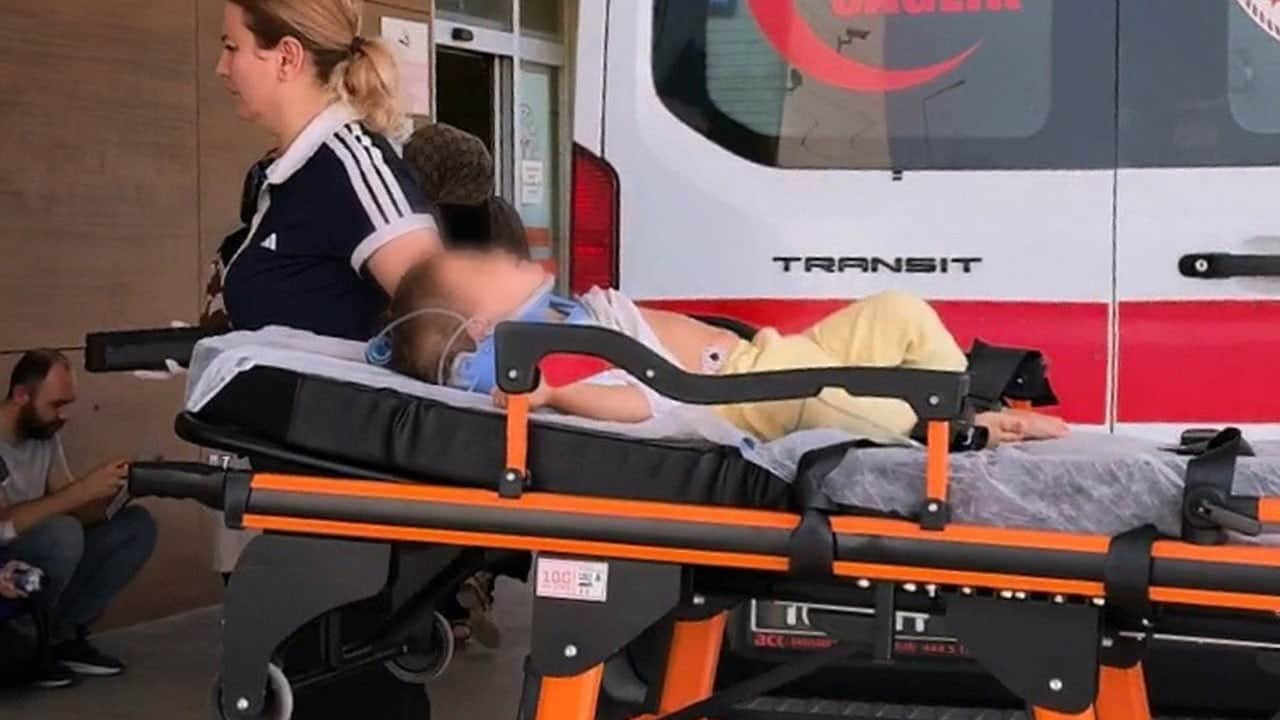 Balkonda oynarken 4 metre yükseklikten düştü!