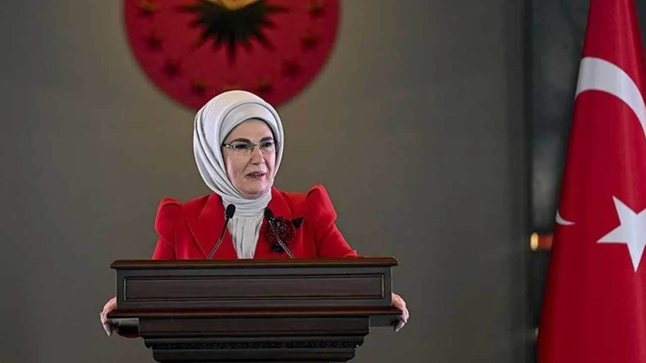 Başkan Erdoğan'ın eşi Emine Erdoğan'dan öğrencilere tebrik