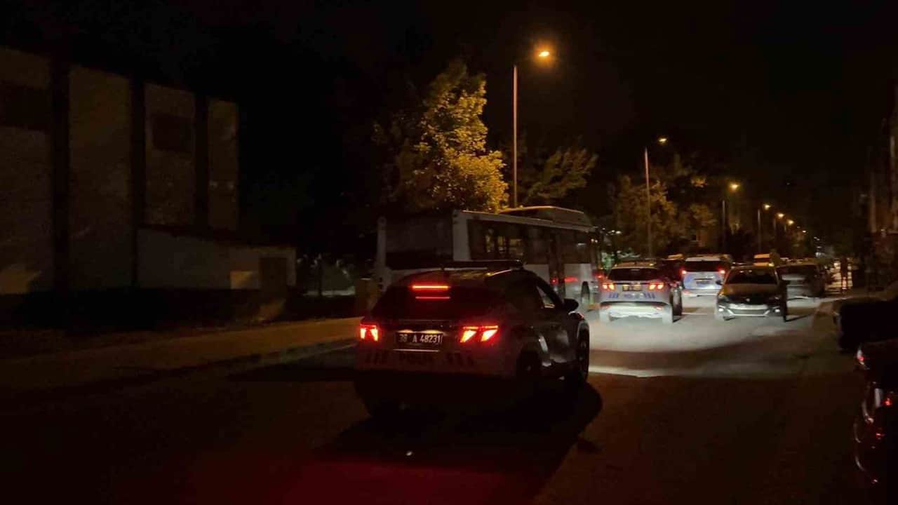 Bıçaklı kavgada olay yerinden kaçan şüpheli karakola teslim oldu