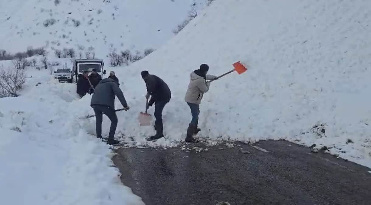 Bingöl'de vatandaşın azmi galip geldi! Karlıova yolunda çığ engelini küreklerle aştılar
