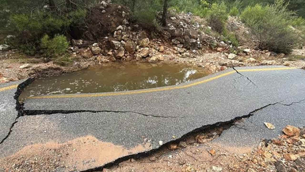 Bodrum'da patlayan su borusu yolu yuttu! Otomobilin üzerine taş yağdı!