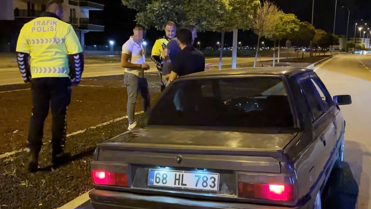 Bomboş yolda durduk yere kaza yaptı, alkolmetre uzatan polise tepki gösterdi: Bende alkol yok, sinir var!