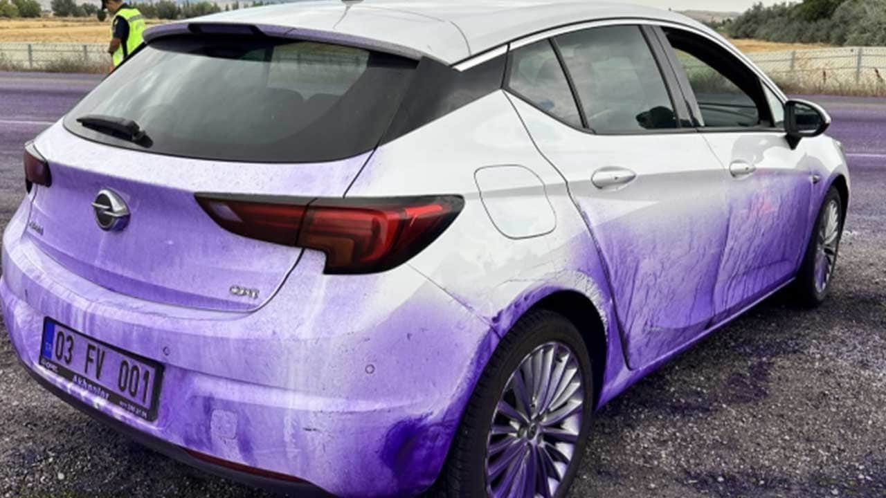 Bu yoldan geçen araçların bir anda rengi değişti