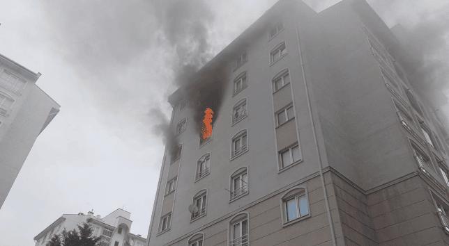 Bursa’da 8 katlı binada korkutan yangın: Facianın eşiğinden dönüldü