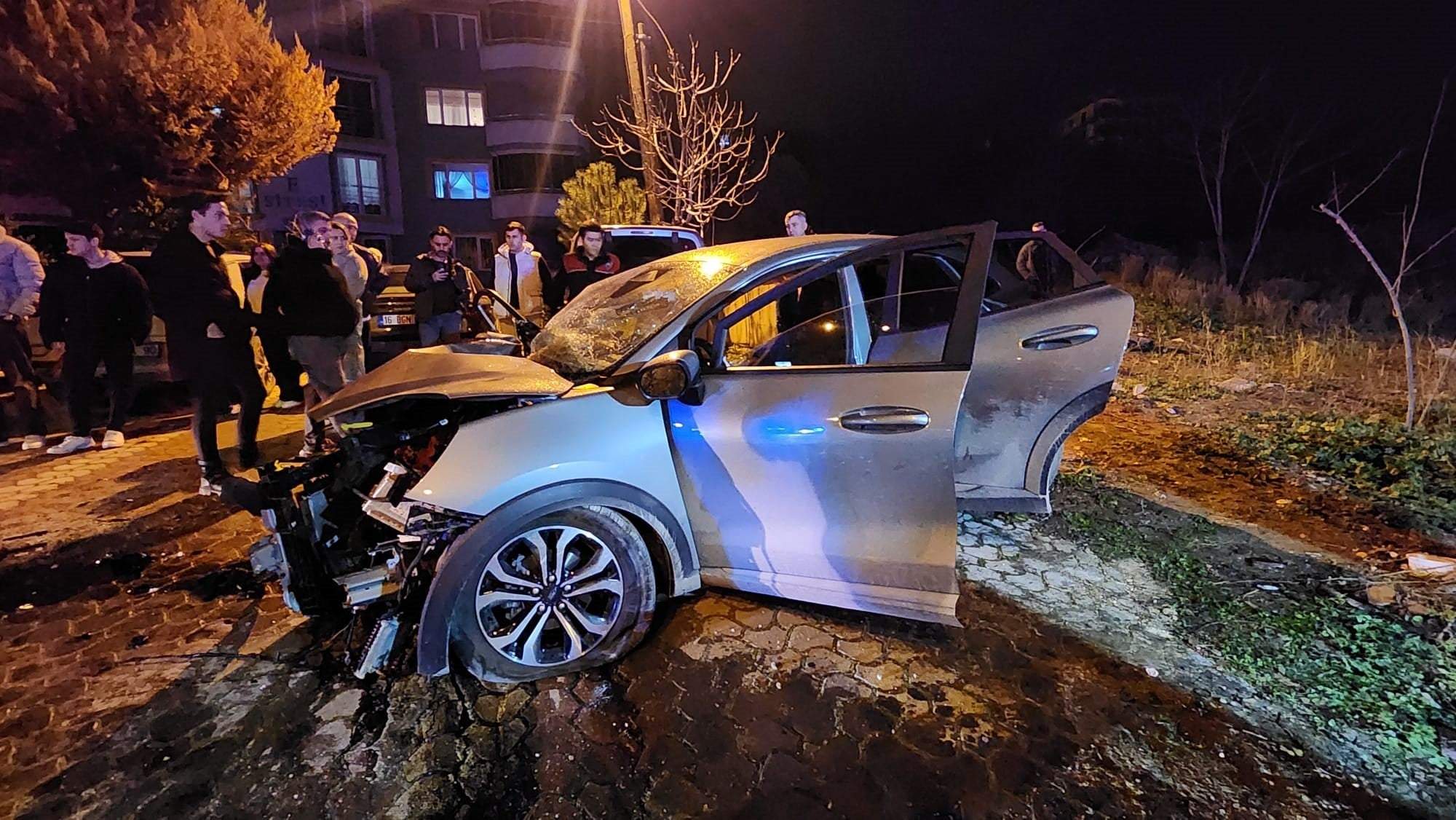 Bursa'da feci çarpışma: Karşı şeride geçen otomobil dehşet saçtı!