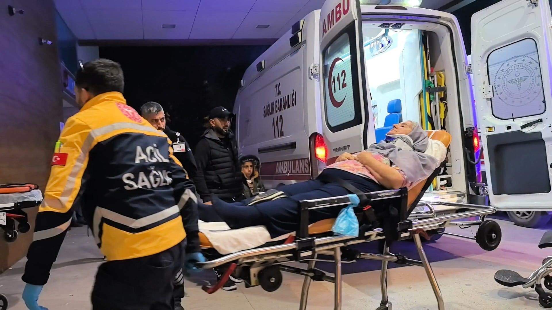 Bursa’da korkutan kaza! Otomobil duvara çarptı, 3 kişi yaralandı