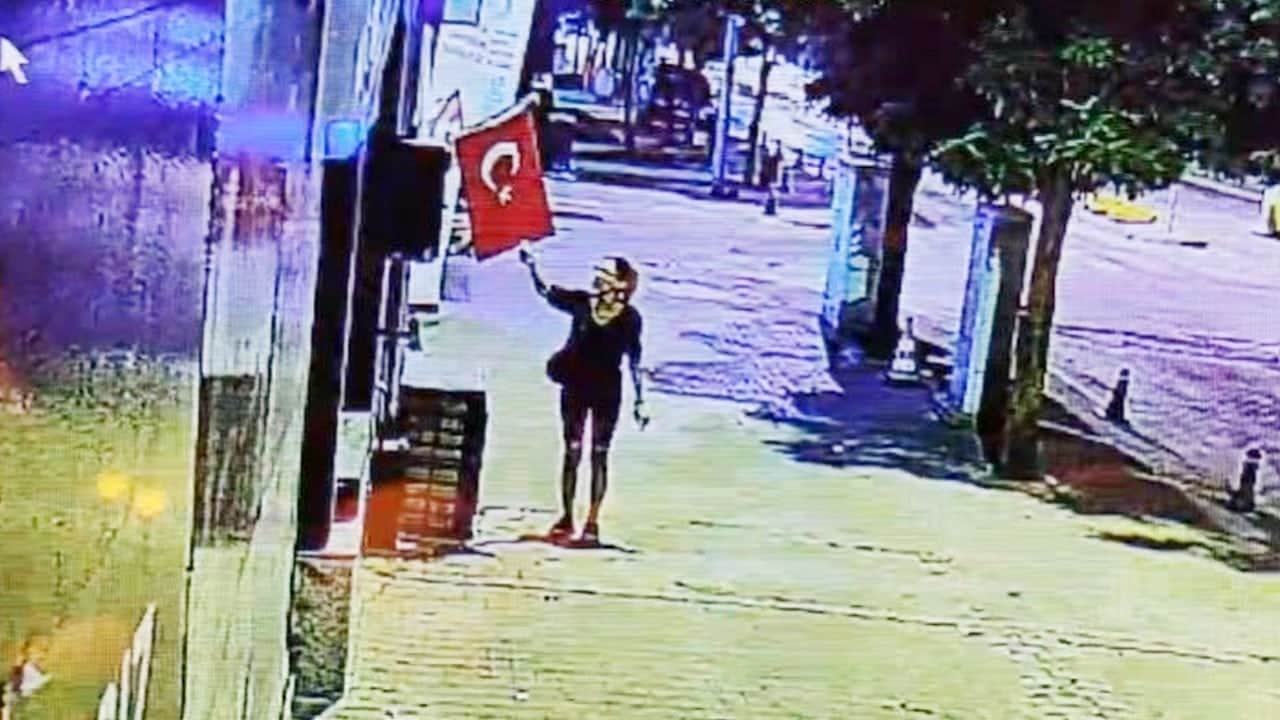Çakmakla Türk bayrağını yakmaya kalktı! Polis ve jandarma o alçağın peşinde