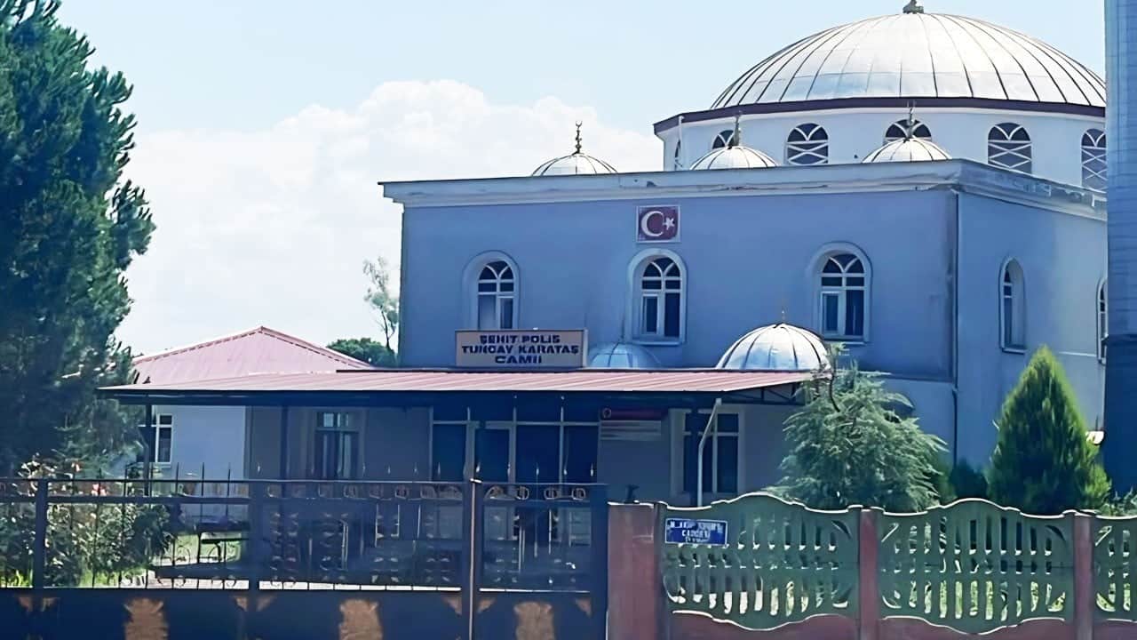 Camiye dadanan hırsızlar bağış kutusunu çaldı